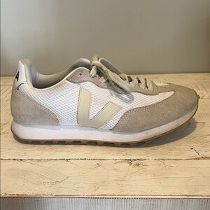 Veja Women's Sneakers in White and Beige